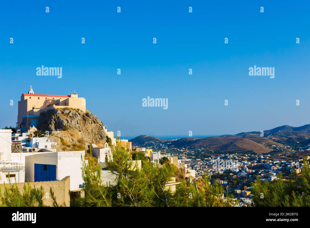 Ermoupolis in Syros Island con San Georgio chiesa e case tradizionali. Ermoupolis è una città, ex comune sull'isola di Syros. Foto Stock