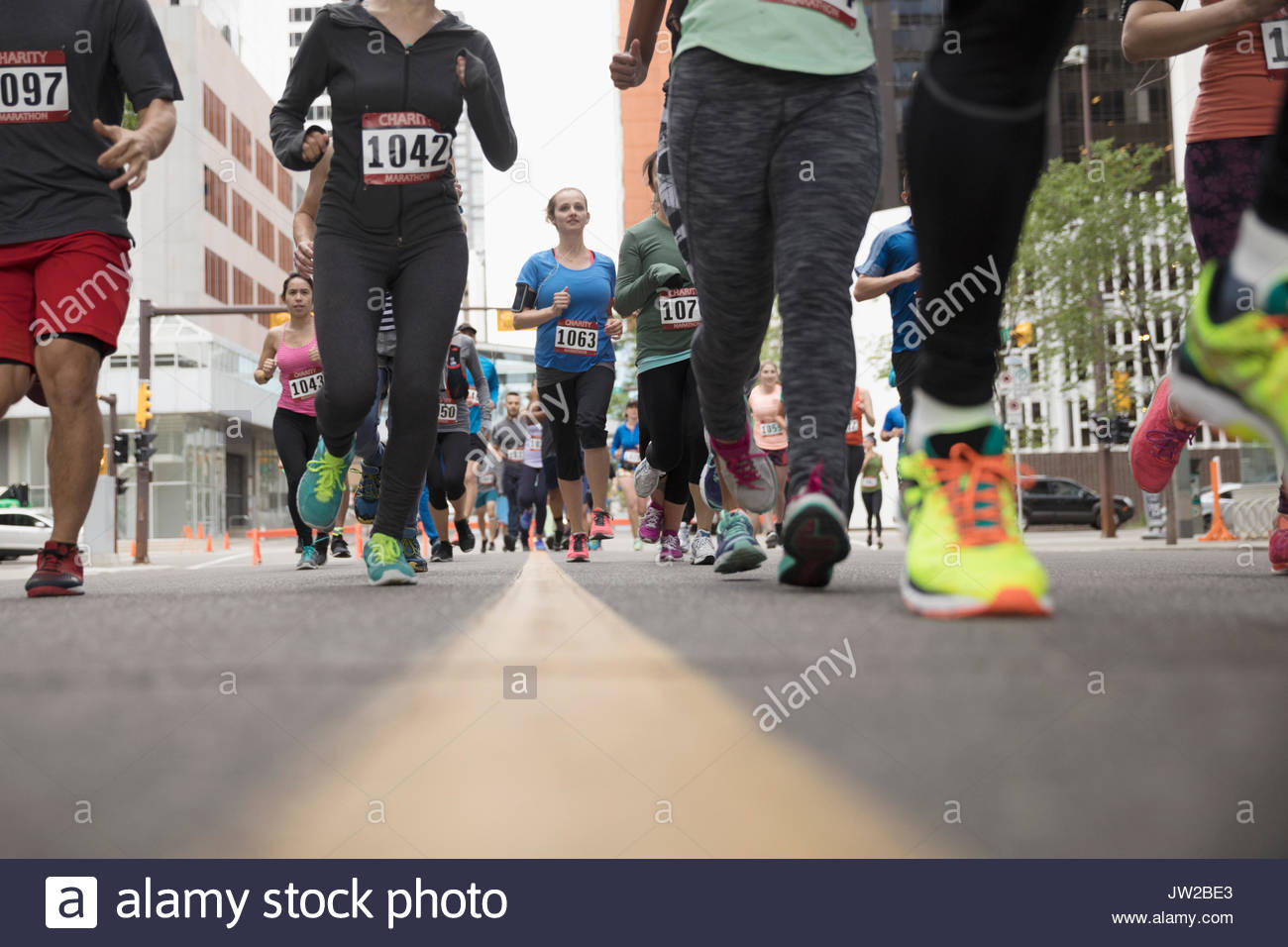 Livello di superficie corridori della maratona in esecuzione su strada urbana Foto Stock