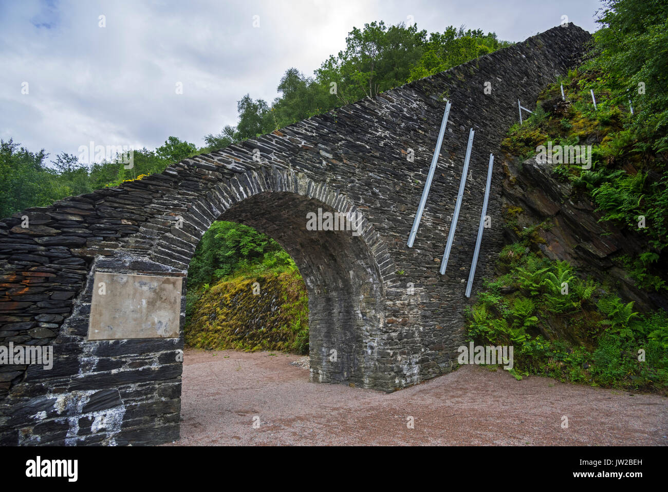 Arco di ardesia e piano inclinato a Ballachulish cava di ardesia in Lochaber, Highland, Scotland, Regno Unito Foto Stock