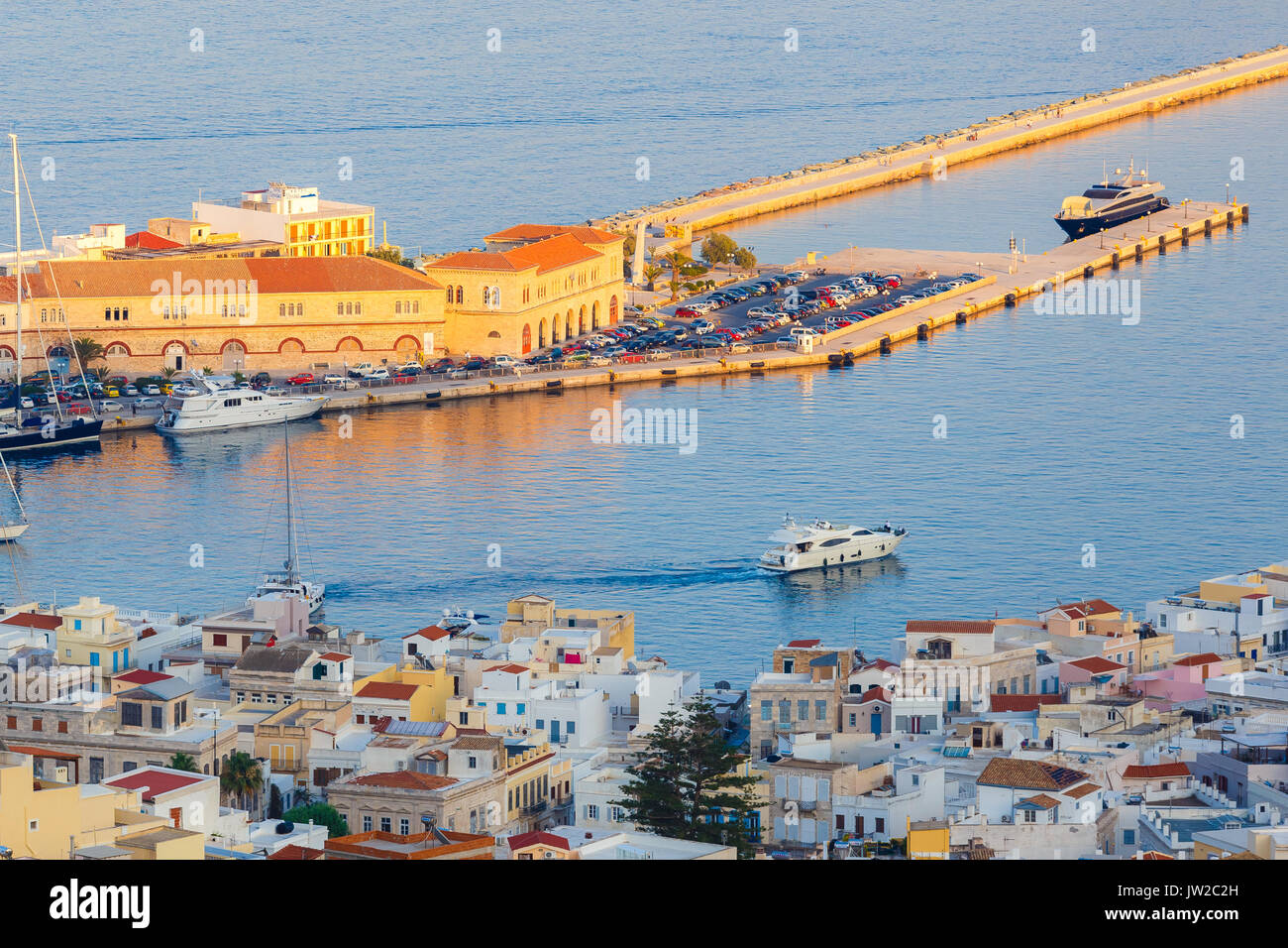Ermoupolis o porta Hermoupolis e edifici di distanza al crepuscolo.Ermoupolis è una città e ex comune sull'isola di Syros, Cicladi Grecia Foto Stock