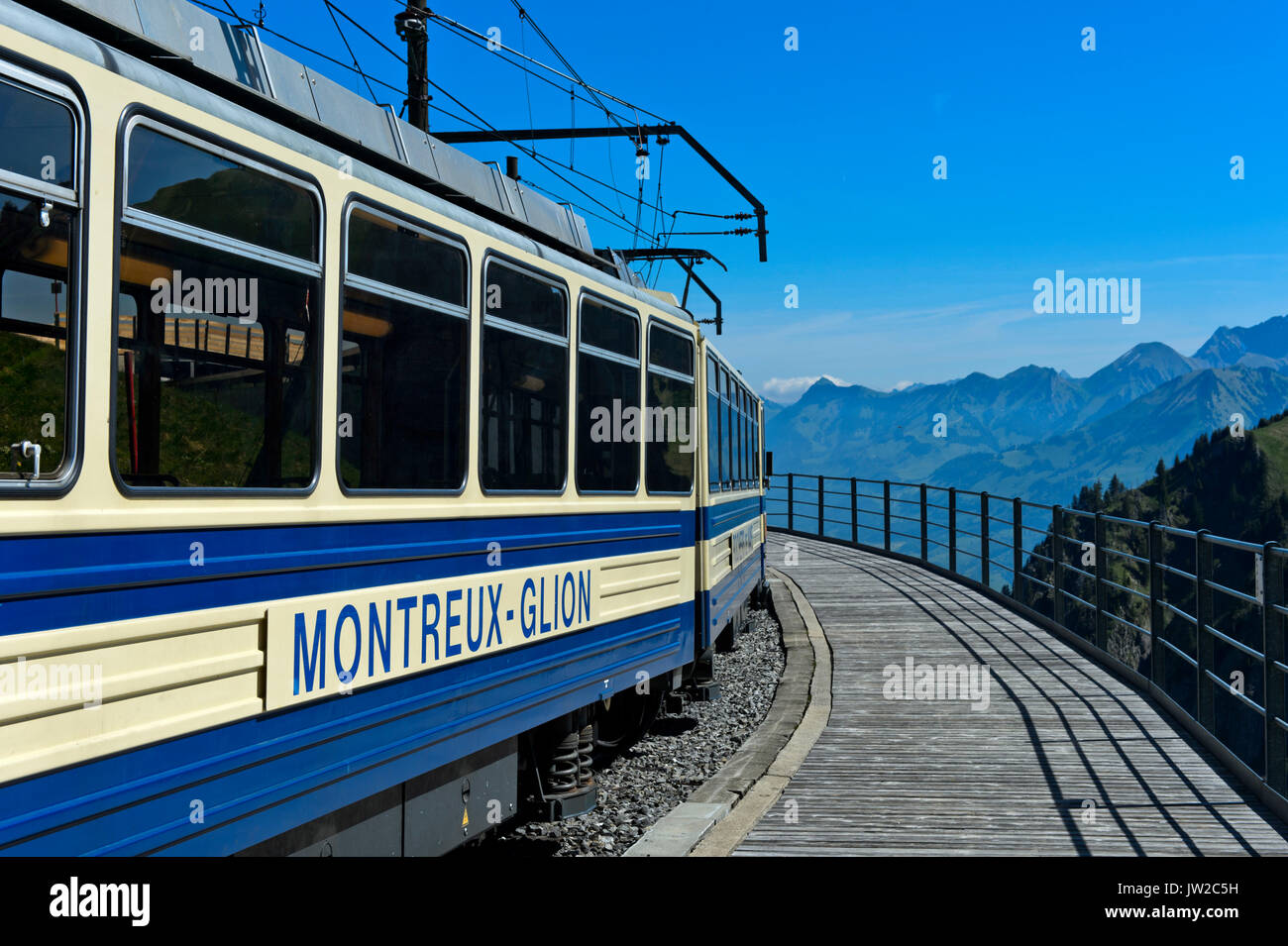 Passagierwagen der der Zahnradbahn Montreux - Glion - Les Rochers-de-Naye der GoldenPass SA an der Station Jaman, Montreux, Vaud, Schweiz Foto Stock