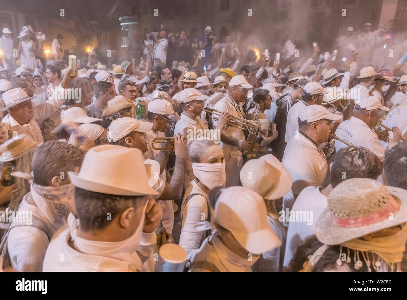 Weisses Pulver und weisse Kleidung und Kapelle Banda de Agaete beim Karneval la Fiesta de los Indianos, Las Palmas de Gran Canaria, Kanarische isole, Foto Stock