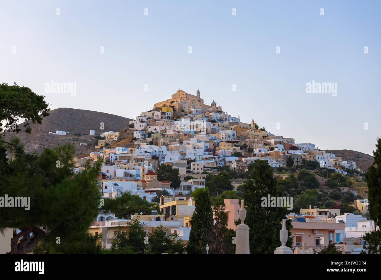 Ermoupolis in Syros Island con San Georgio chiesa e case tradizionali al crepuscolo. Ermoupolis è una città, ex comune sull'isola di Syros. Foto Stock