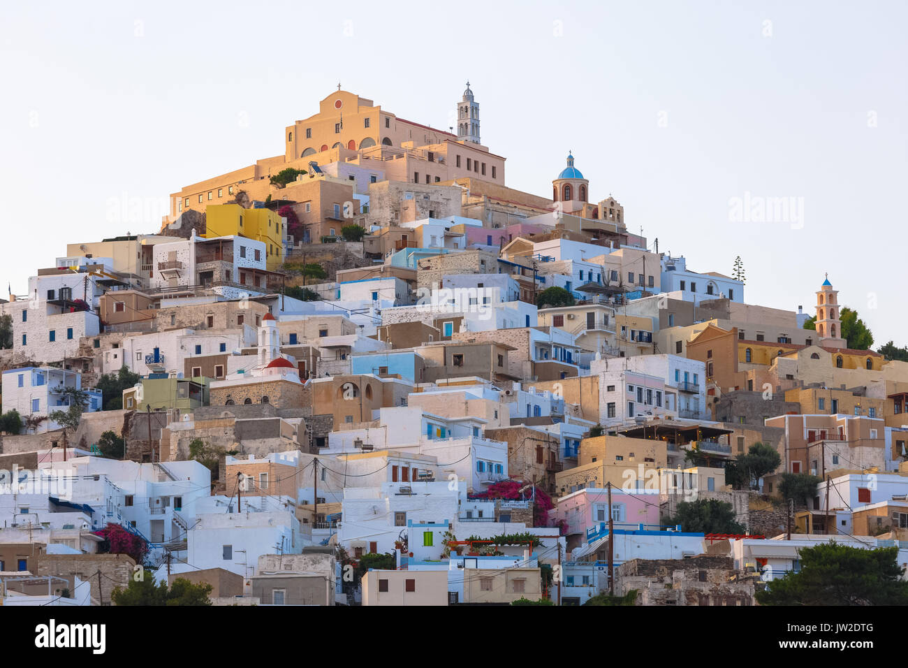 Ermoupolis in Syros Island con San Georgio chiesa e case tradizionali al crepuscolo. Ermoupolis è una città, ex comune sull'isola di Syros. Foto Stock