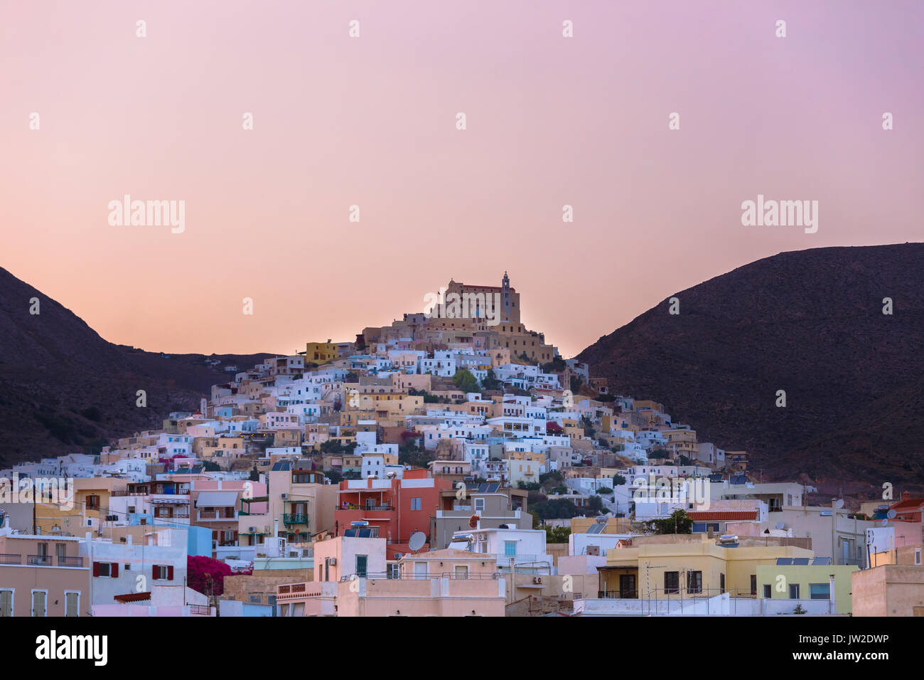 Ermoupolis in Syros Island con San Georgio chiesa e case tradizionali al crepuscolo. Ermoupolis è una città, ex comune sull'isola di Syros. Foto Stock