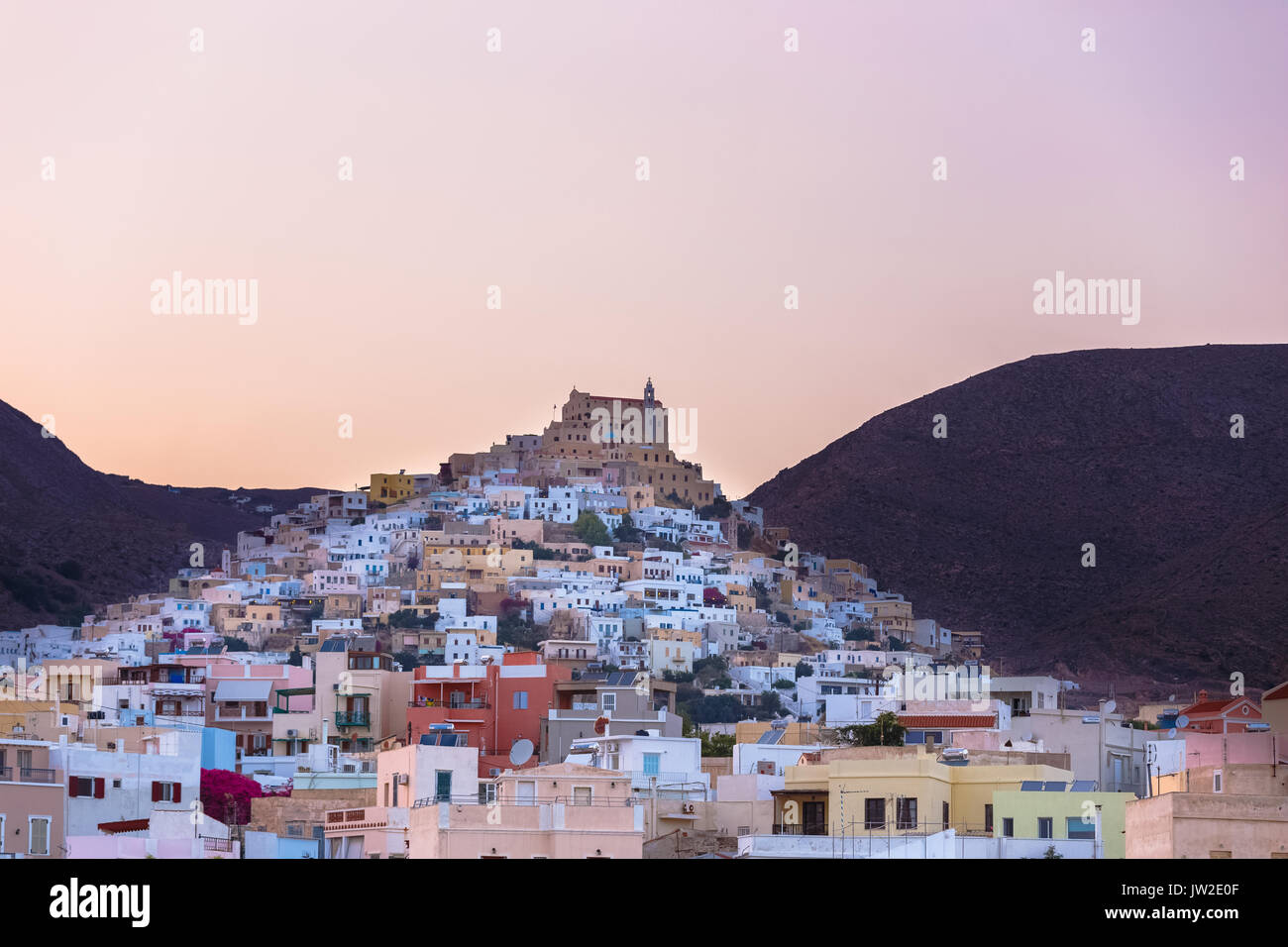 Ermoupolis in Syros Island con San Georgio chiesa e case tradizionali al crepuscolo. Ermoupolis è una città, ex comune sull'isola di Syros. Foto Stock