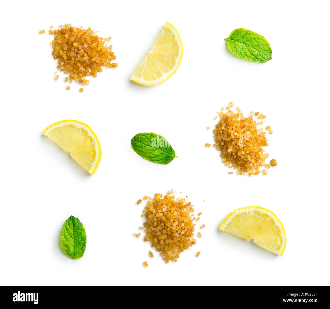 Mojito ingredienti. Limone, menta e zucchero di canna isolati su sfondo bianco. Dolce zucchero, foglie di menta e limone. Foto Stock
