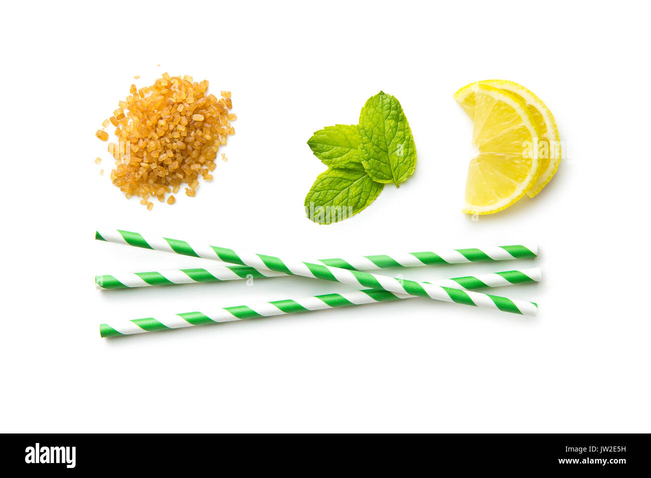 Mojito ingredienti. Limone, menta e zucchero di canna isolati su sfondo bianco. Dolce zucchero, foglie di menta, limone e striato paglia. Foto Stock