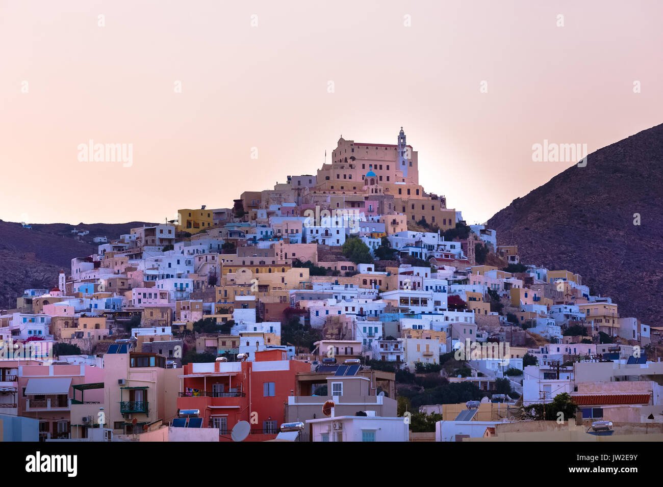 Ermoupolis in Syros Island con San Georgio chiesa e case tradizionali al crepuscolo. Ermoupolis è una città, ex comune sull'isola di Syros. Foto Stock