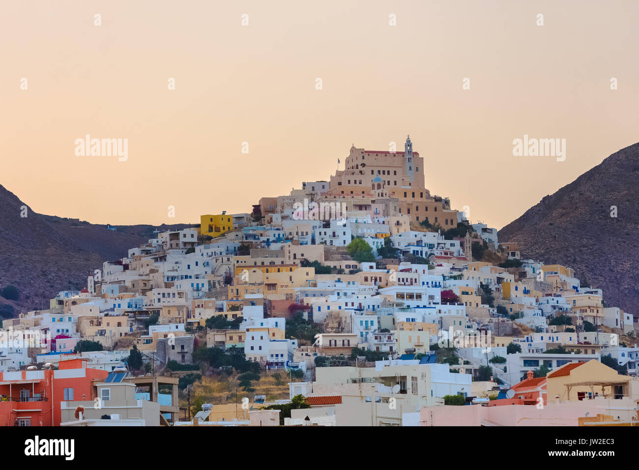 Ermoupolis in Syros Island con San Georgio chiesa e case tradizionali al crepuscolo. Ermoupolis è una città, ex comune sull'isola di Syros. Foto Stock