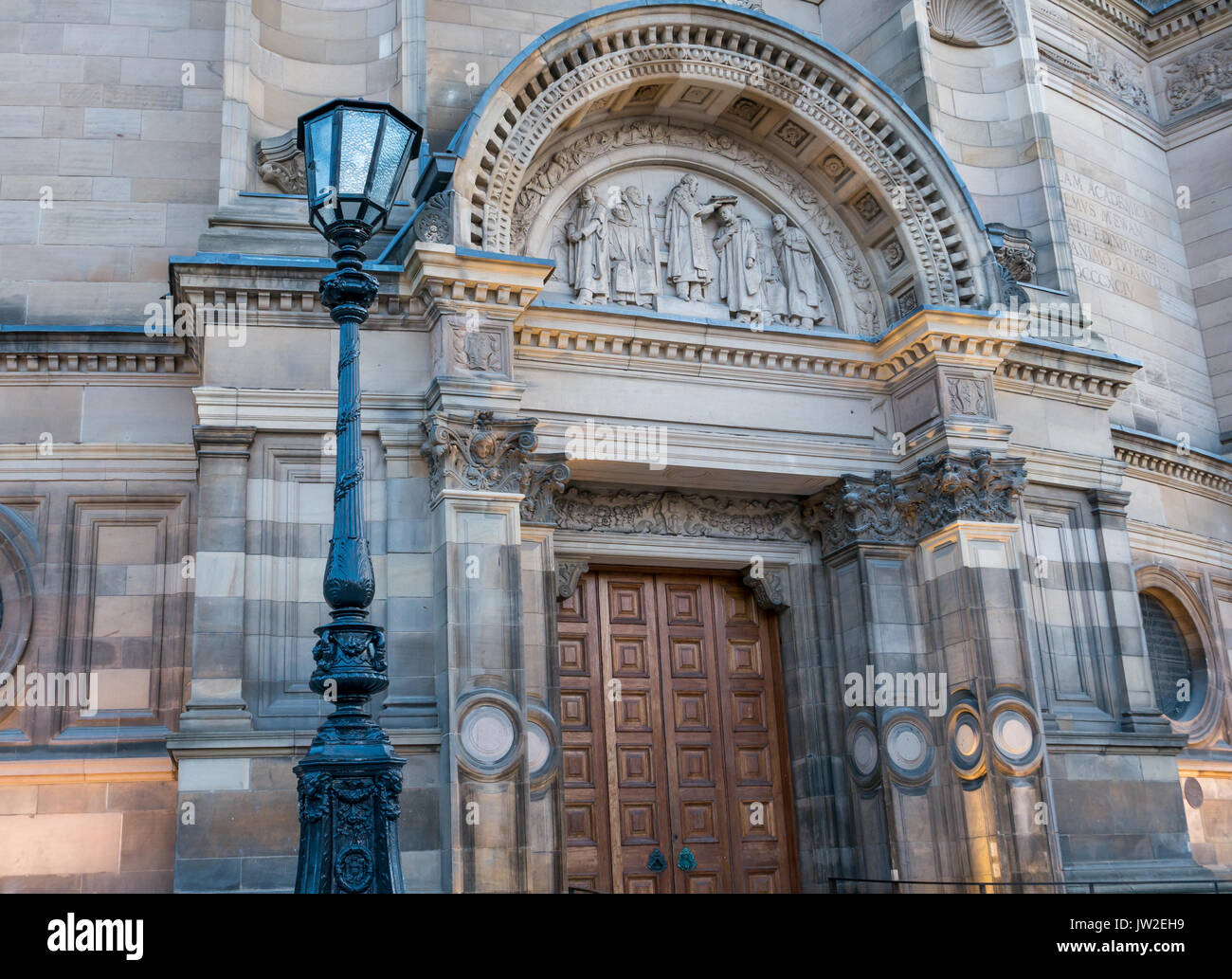 Grand porta del restaurato recentemente ornato McEwan Hall, Università di Edimburgo graduazione Hall di Edimburgo in Scozia, Regno Unito, nella luce della sera Foto Stock