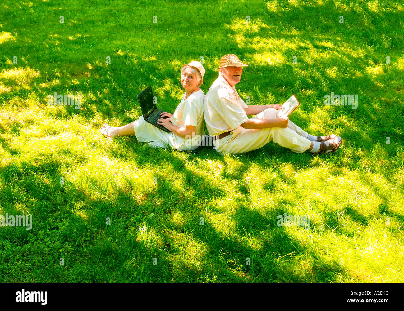La felice vecchia coppia in estate su una passeggiata Foto Stock