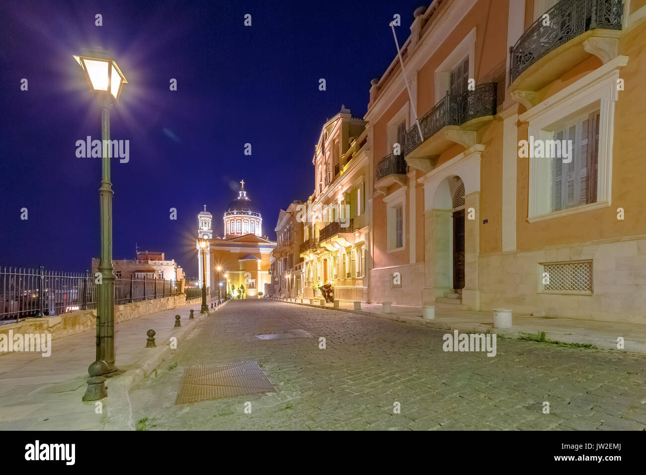 Ermoupolis in Syros Island al tramonto la luce. Ermoupolis è una città, ex comune sull'isola di Syros Foto Stock