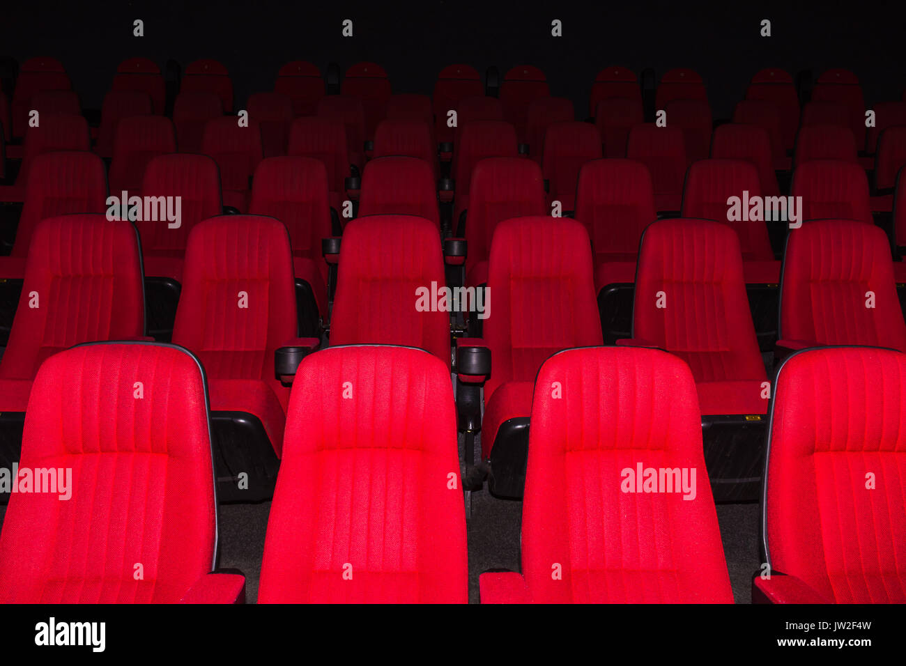 Empty movie theater con sedili rosso Foto Stock
