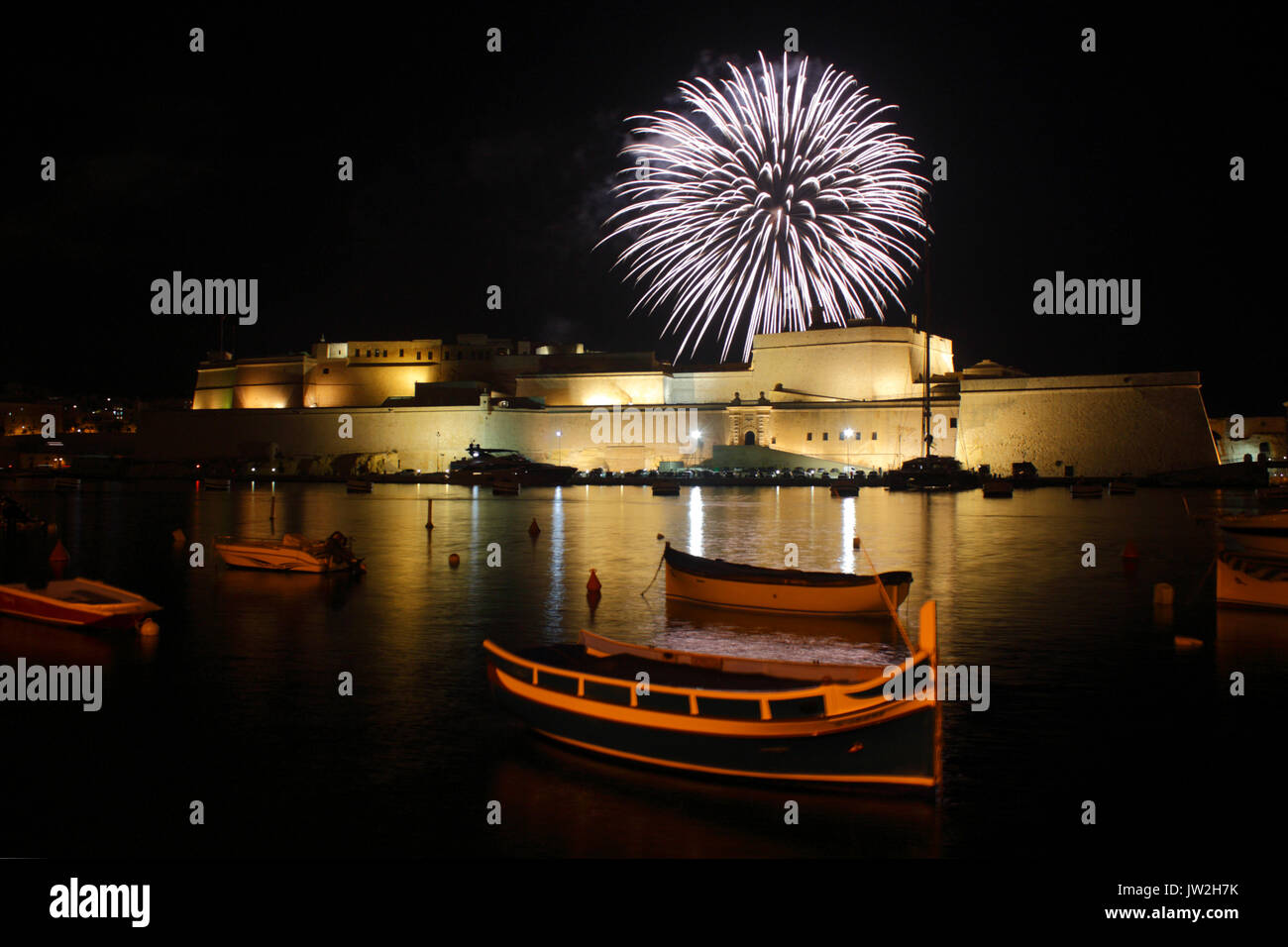 Un fuoco d'artificio esplode dietro il Forte Sant'Angelo, Malta, durante la festa annuale celebrazione della giornata nella città di Birgu (Vittoriosa) Foto Stock