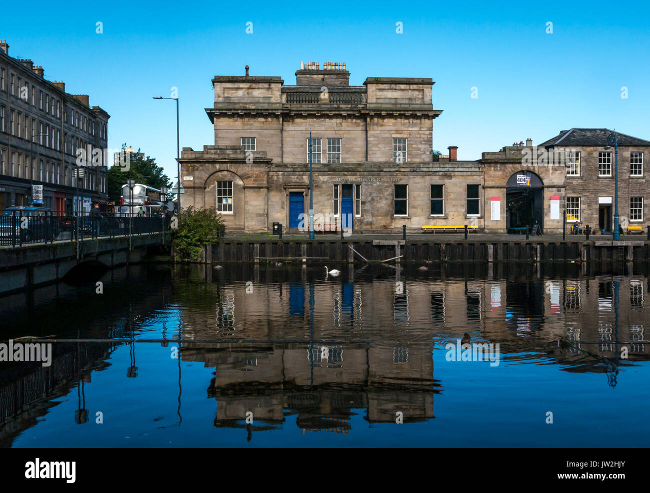Acqua di Leith riflessioni con casa doganale, commerciale St, e Swan, Riva, Leith, Edimburgo, Scozia, durante il Fringe Festival Foto Stock
