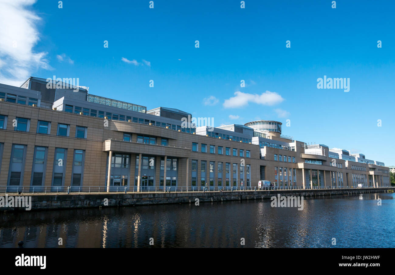 Lato del dock di Victoria Quay, Scottish edificio degli uffici governativi, Leith, Scozia, con gli uomini al lavoro con un furgone e il bacino portuale sulla giornata di sole, REGNO UNITO Foto Stock
