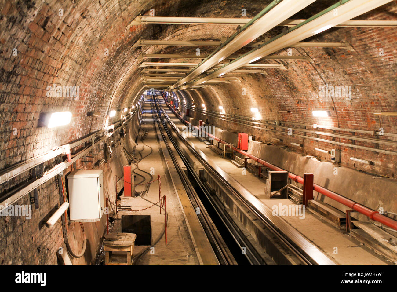 Tunnel della metropolitana e del treno in movimento Foto Stock