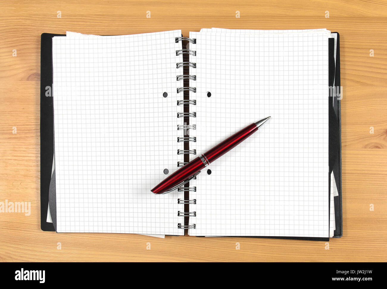 Aprire il notebook con pagine vuote e penna sulla parte superiore Foto Stock