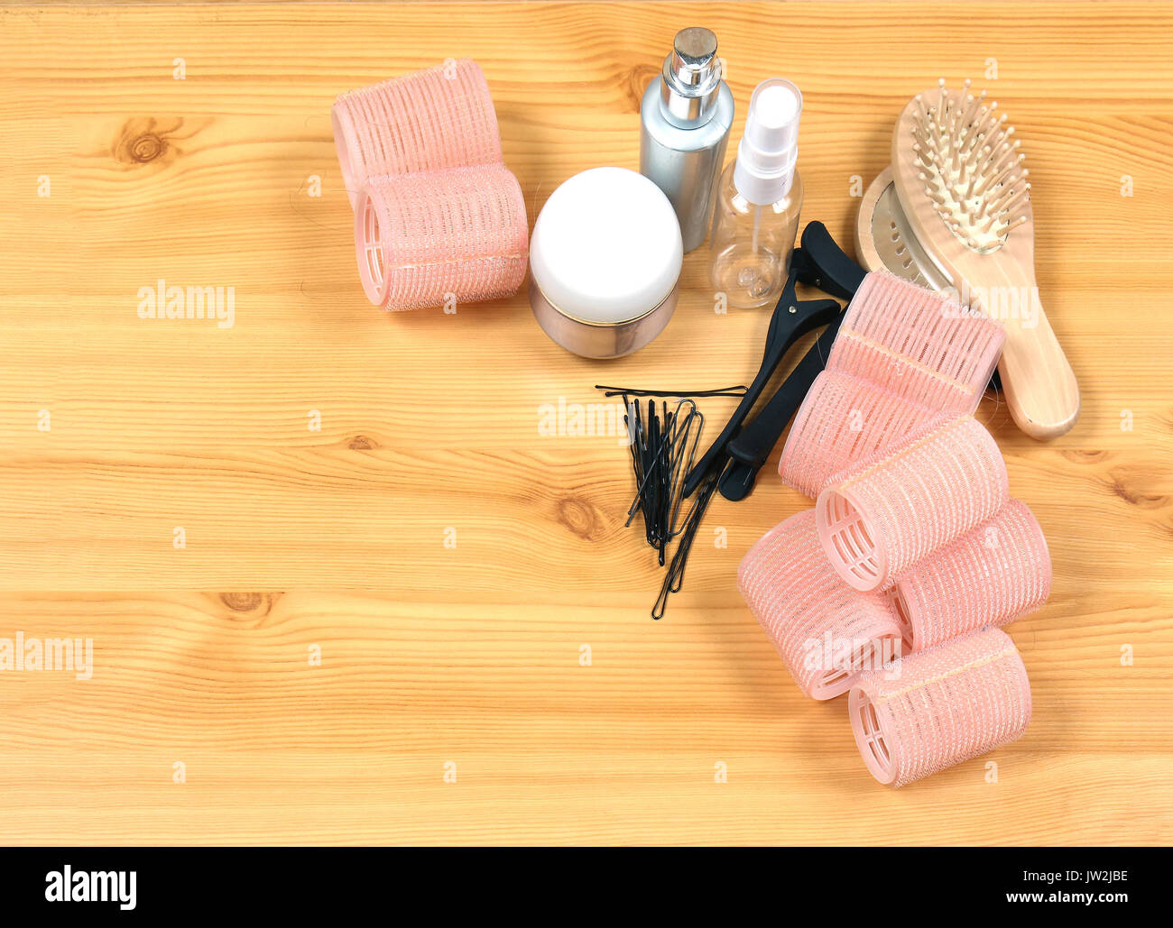 Capelli rosa velcro arricciacapelli insieme con altri accessori per acconciatura Foto Stock