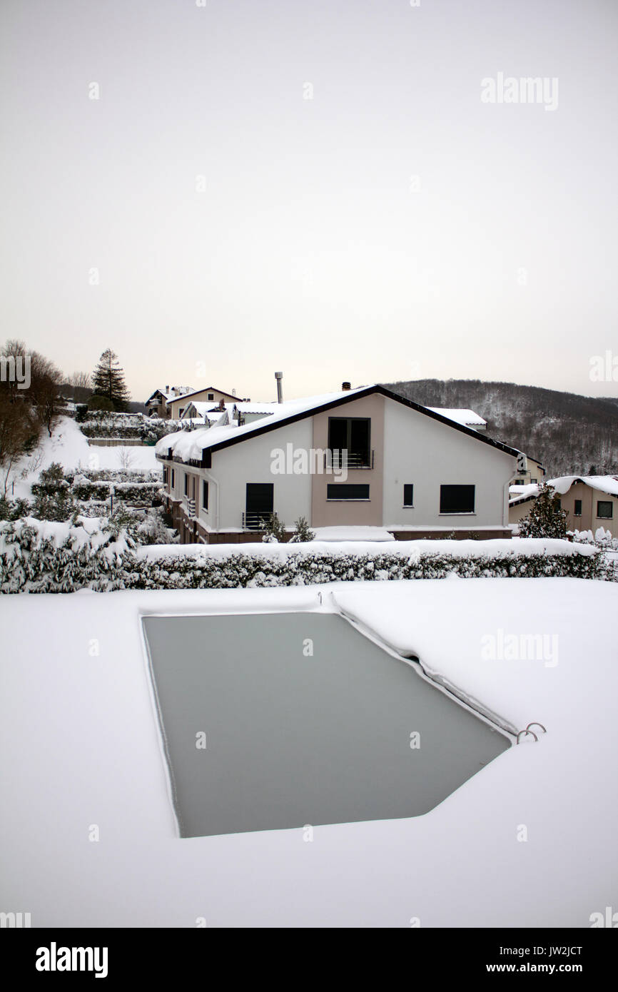 Piscina all'aria aperta in inverno Foto Stock