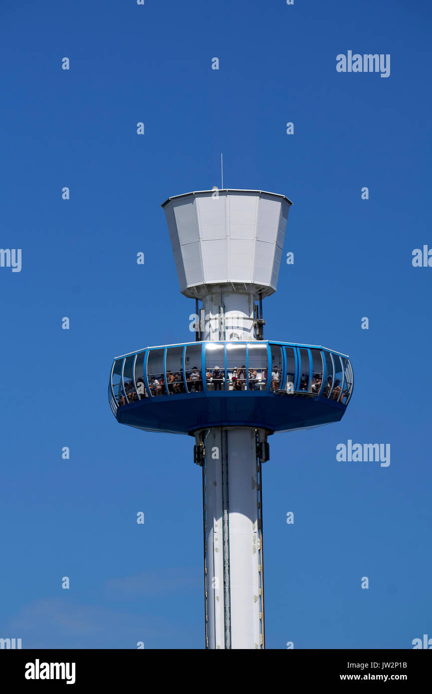 Una vista del mare torre la vita sulla spiaggia di Weymouth Foto Stock