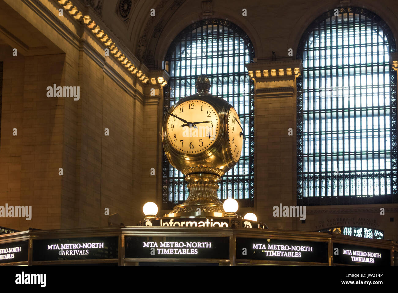 Il famoso orologio oltre allo stand informazioni in Grand Central Station in New York City Foto Stock