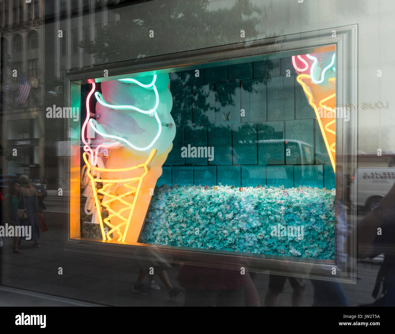 Creative finestra artistica display all'ammiraglia Tiffany & Co. store sulla Fifth Avenue a New York City Foto Stock