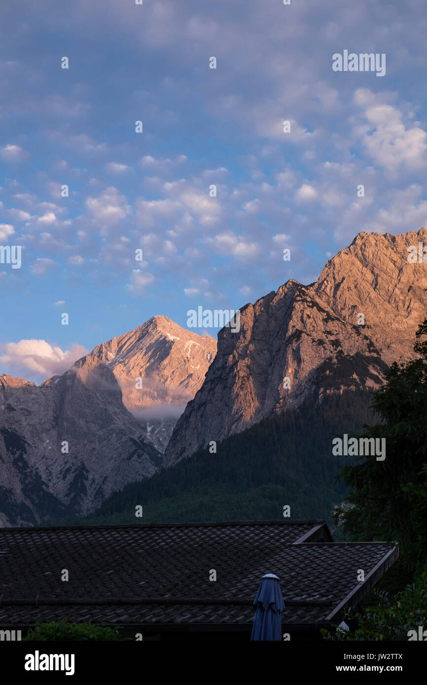 Luce calda del tramonto sul Alpspitz cime delle Alpi dietro, Grainau, Baviera, Germania Foto Stock