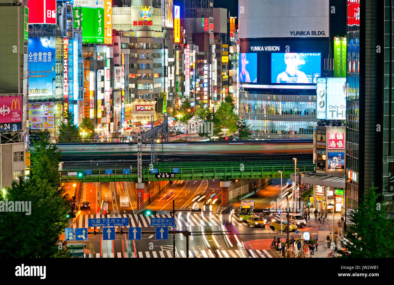 Shinjuku Tokyo Giappone Kabukicho luci notturne Yasukuni Dori Street Foto Stock