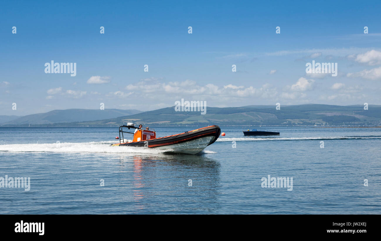 Vista laterale di un Rigid-Hulled barca gonfiabile (RHIB) o barca Rigid-Inflatable (nervatura) imbarcazione a motore / motoscafo / motoscafo / powerboat a girare ad alta velocità a Largs, North Ayrshire, in Scozia, Regno Unito. Azionato da Cumbrae viaggi che offre una varietà di crociere / Visite guidate / passeggiate per i turisti. Modello di Rilascio: No. Proprietà di rilascio: No. Foto Stock