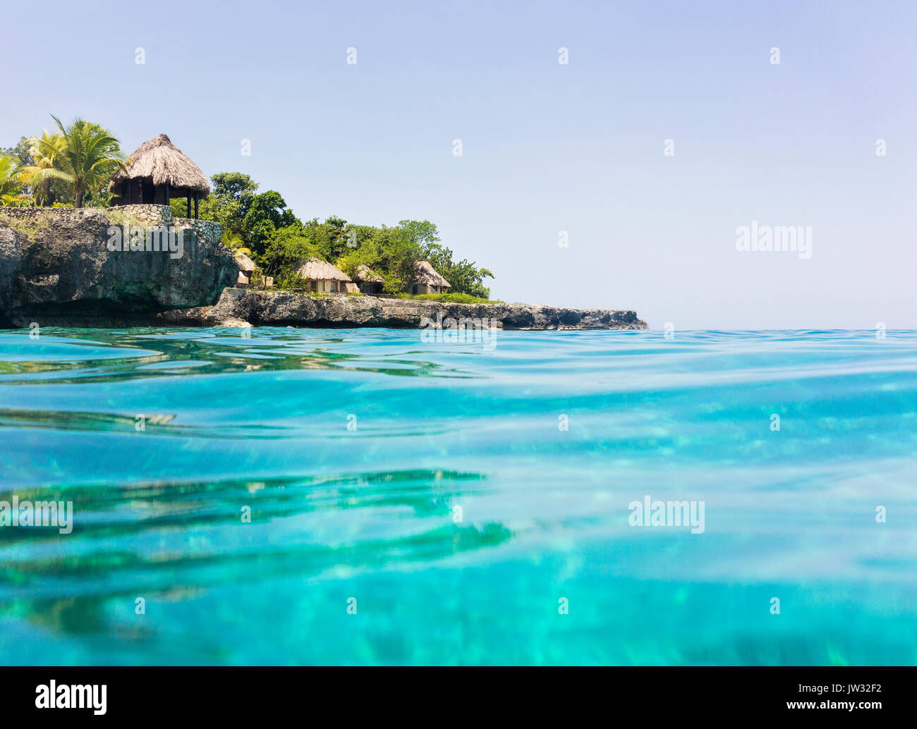 Giamaica Negril, tradizionali capanne sulla costa rocciosa Foto Stock