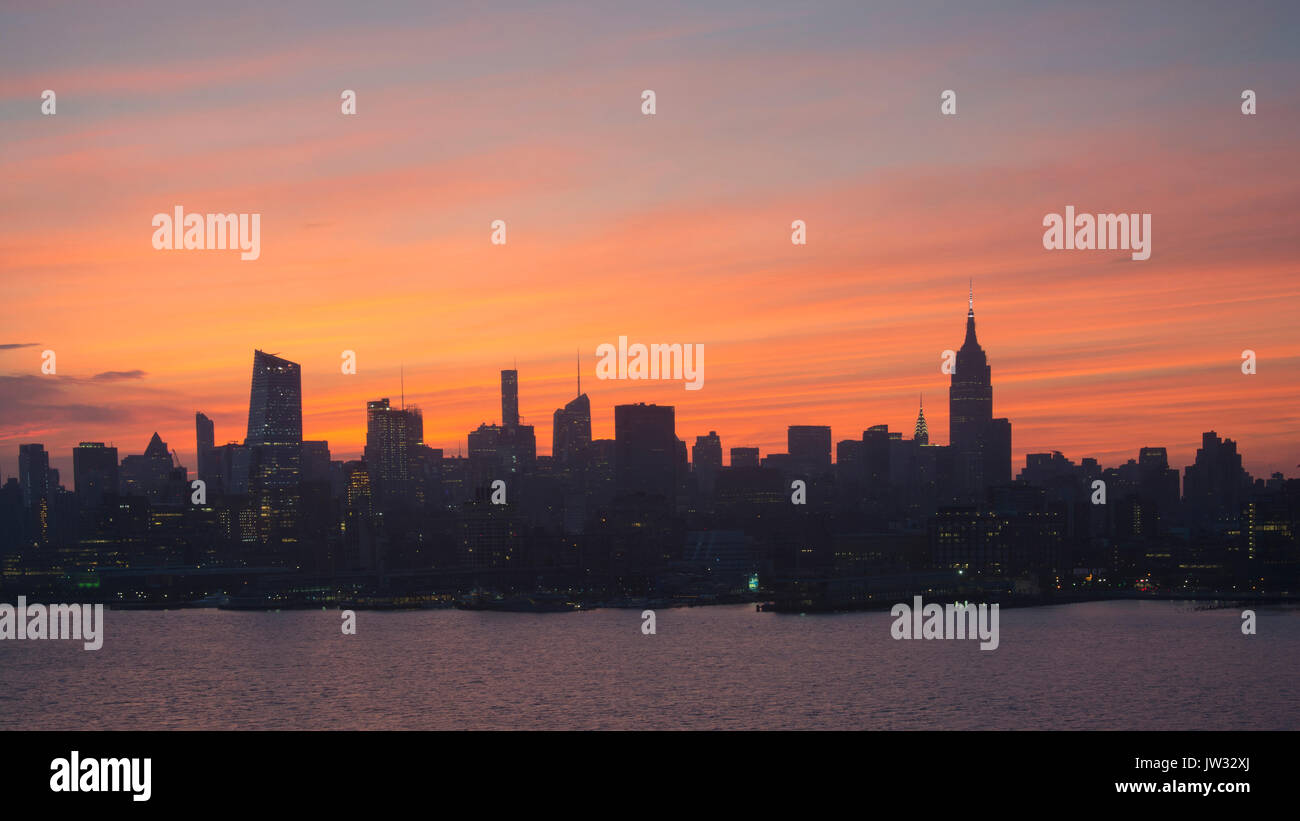 Stati Uniti d'America, nello Stato di New York, New York City, Silhouette della skyline della città di sunrise Foto Stock