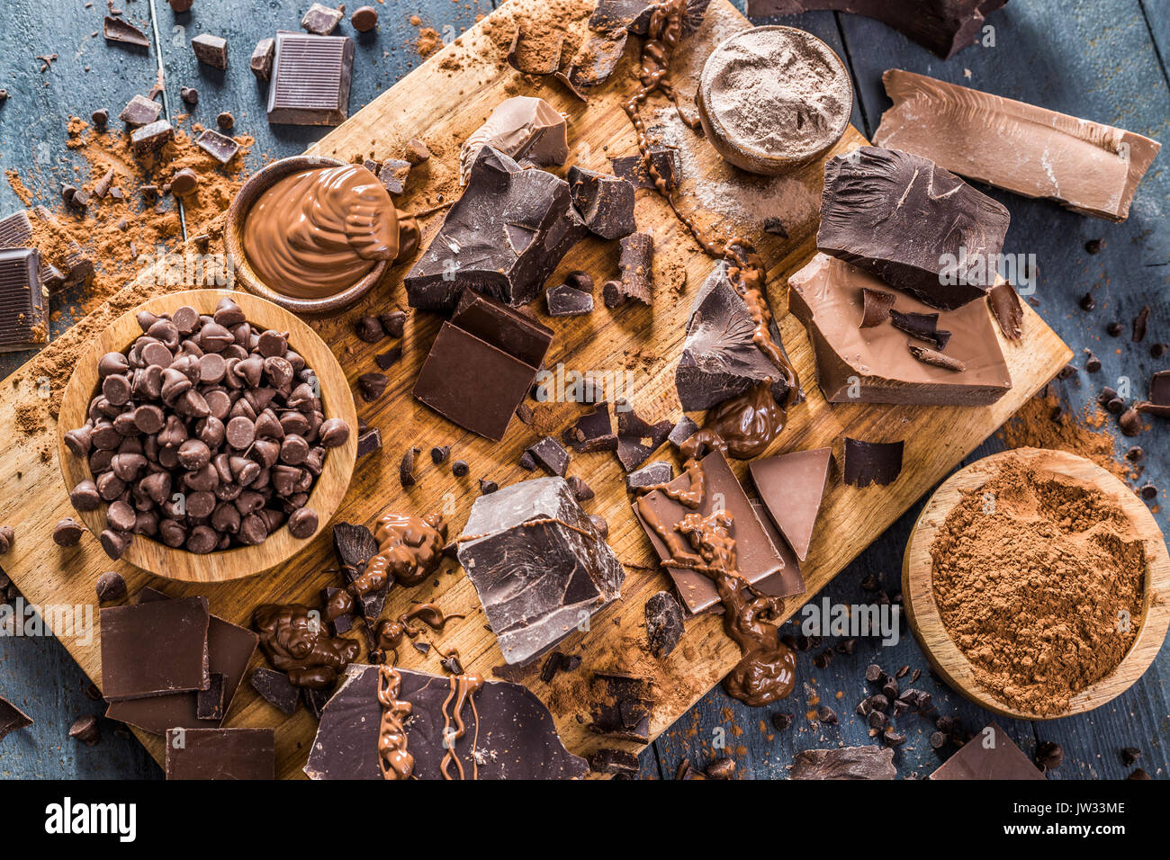 Vari pezzetti di cioccolato sul tagliere Foto Stock
