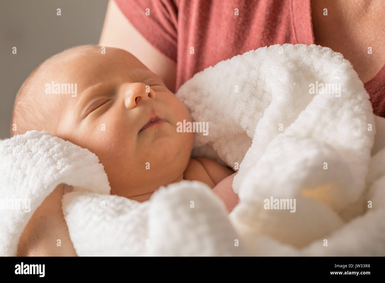 Baby boy (0-1 mesi) in madri di armi Foto Stock