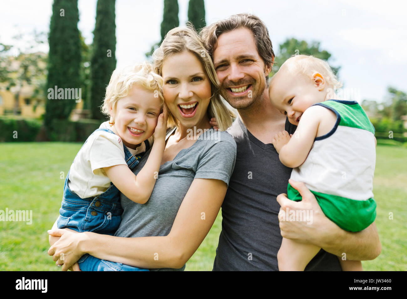 Ritratto di genitori con figli (12-17 mesi, 4-5) in posizione di parcheggio Foto Stock