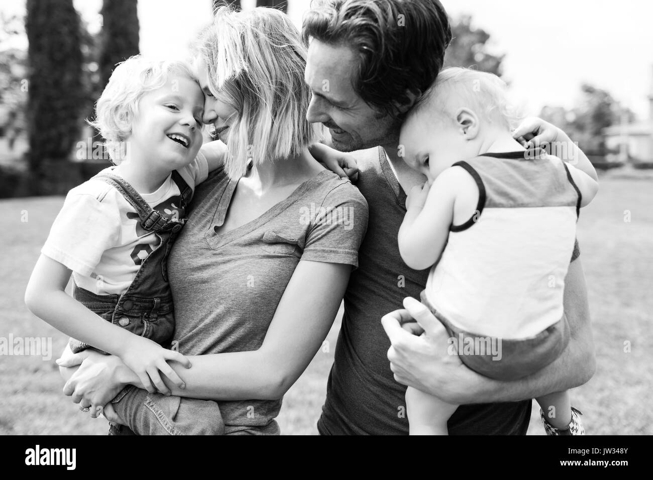 Ritratto di genitori con figli (12-17 mesi, 4-5) in posizione di parcheggio Foto Stock