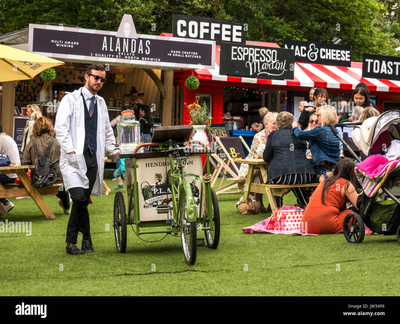 Hendricks Gin carrello, il gruppo giardini, George Square, Edimburgo, Scozia, Fringe Festival 2017, con l'uomo in camice bianco e occhiali da sole vintage Foto Stock