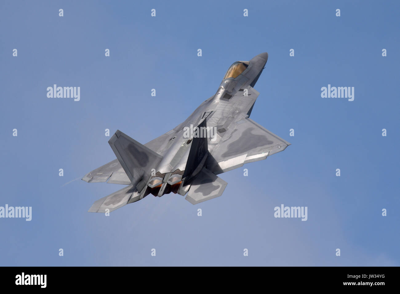Lockheed Martin F-22 Raptor aereo da combattimento stealth che vola a un airshow. US Air Force. Aerei militari moderni per la difesa al RIAT Airshow Foto Stock