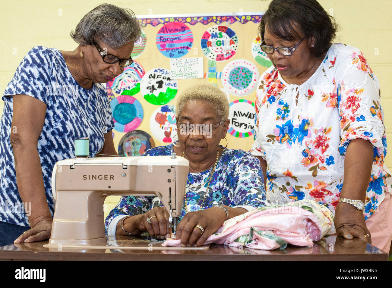 Spartanburg, Carolina del Sud - anziani nel programma di cucitura a Betlemme, un centro comunitario che serve l'afro-americano di Highland Foto Stock