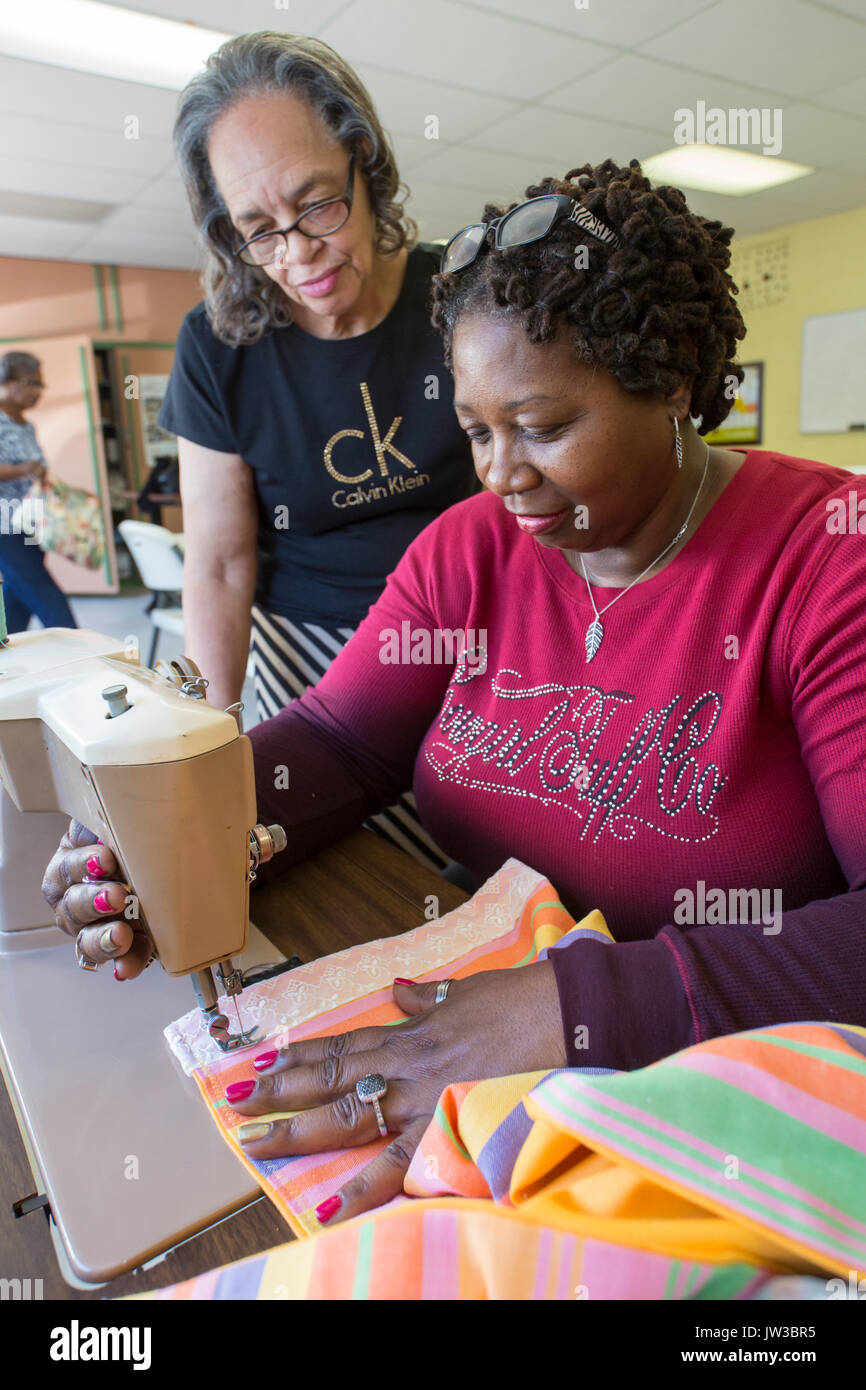 Spartanburg, Carolina del Sud - anziani nel programma di cucitura a Betlemme, un centro comunitario che serve l'afro-americano di Highland Foto Stock