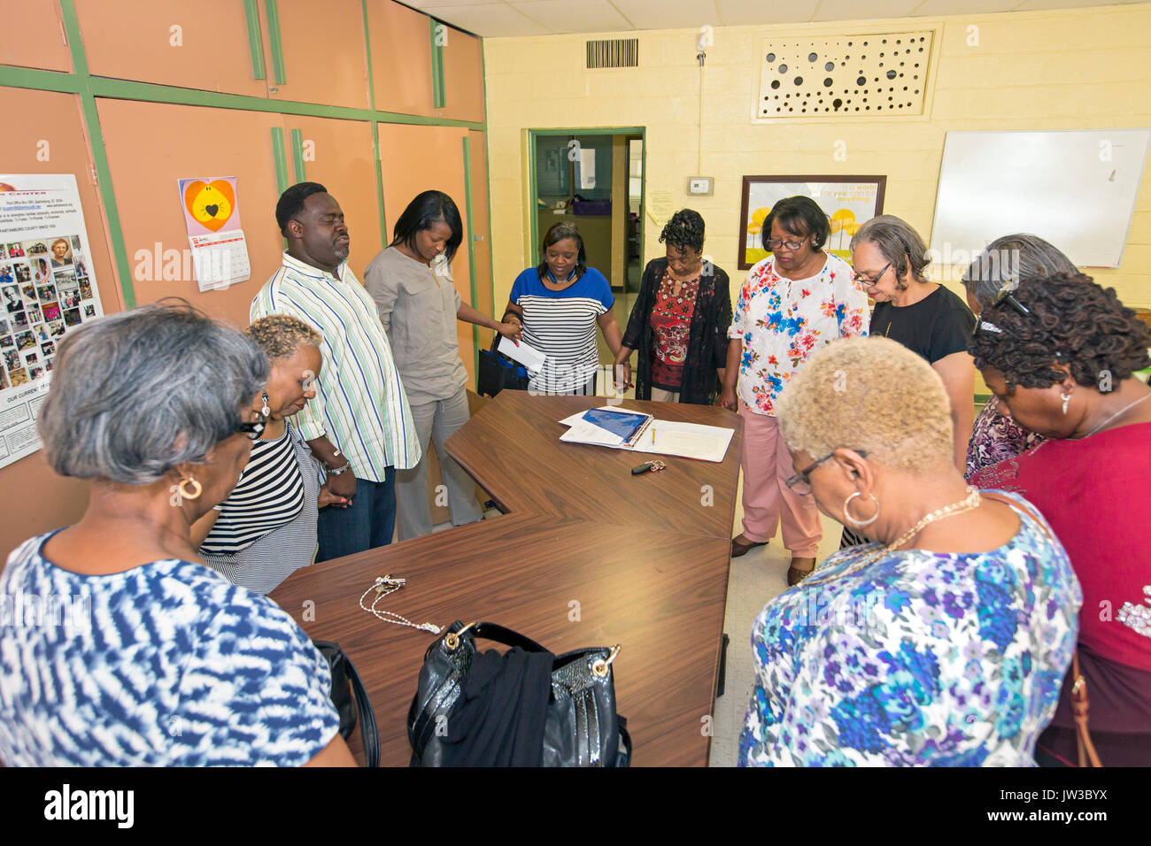 Spartanburg, Carolina del Sud - i cittadini anziani che pregano a Betlemme, un centro comunitario che serve l'afro-americano di Highland quartiere. Il Foto Stock
