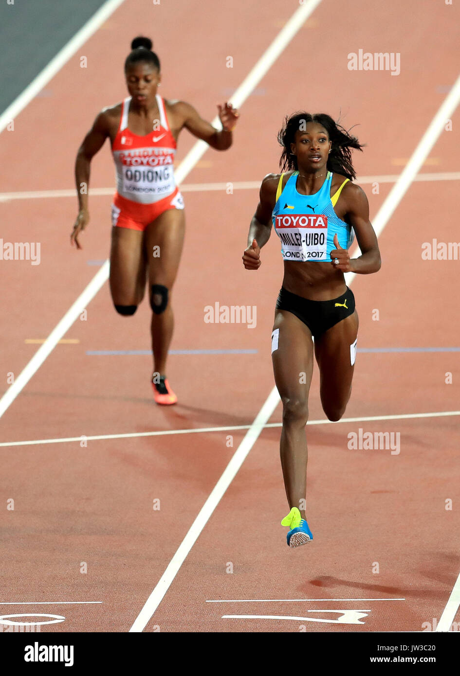 Bahamas' Shaunae Miller-Uibo (a destra) durante le Donne 200m Semi-Final riscalda durante il giorno sette del 2017 IAAF Campionati del mondo presso il London Stadium. Foto Stock