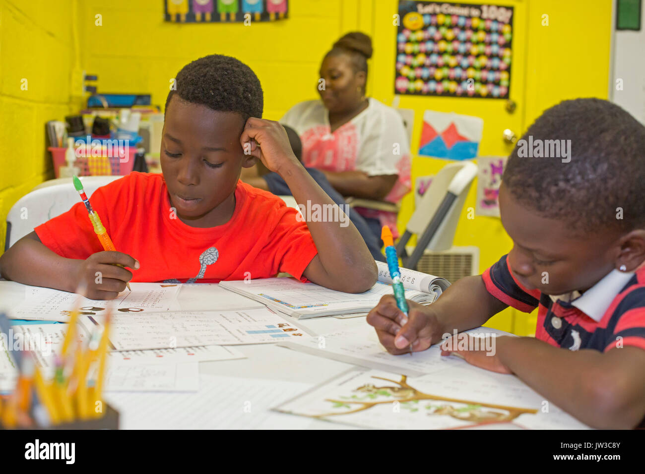 Spartanburg, Carolina del Sud - Bambini fare i compiti durante la S.O.A.R. dopo la scuola al programma di Betlemme, un centro comunitario che serve l'af Foto Stock