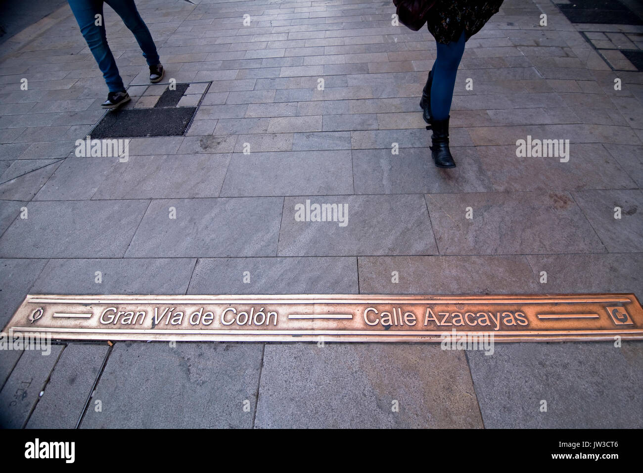 Indicazione del bronzo nel terreno indica nome della strada Prependicular alla croce di strade di Granada, Andalusia, Spagna Foto Stock