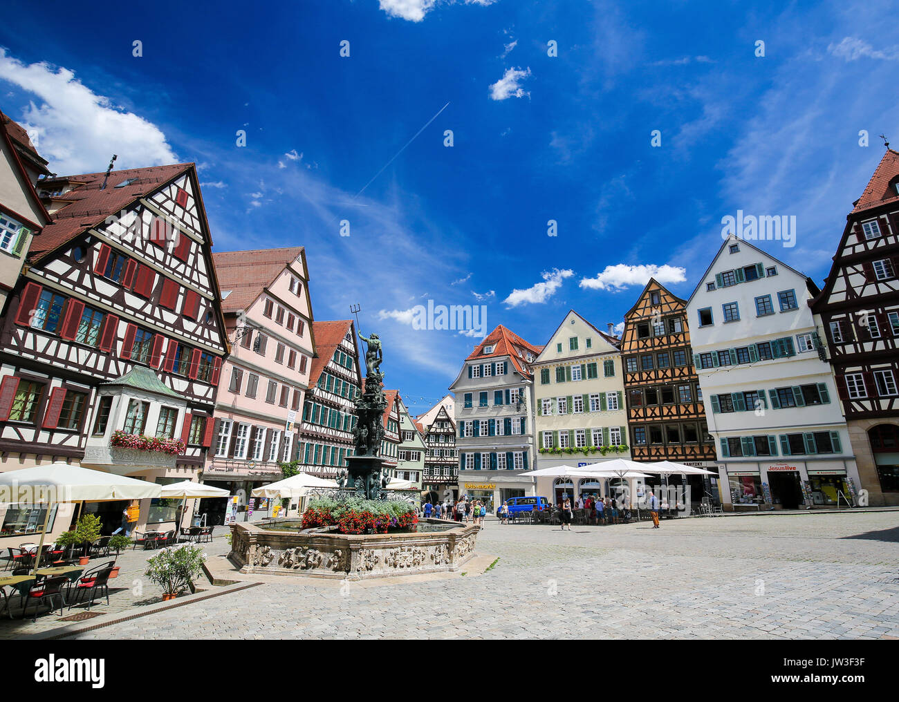 Fontana di Nettuno e semi-case con travi di legno nel centro storico di Tubinga, Baden Wurttemberg, Germania. Foto Stock