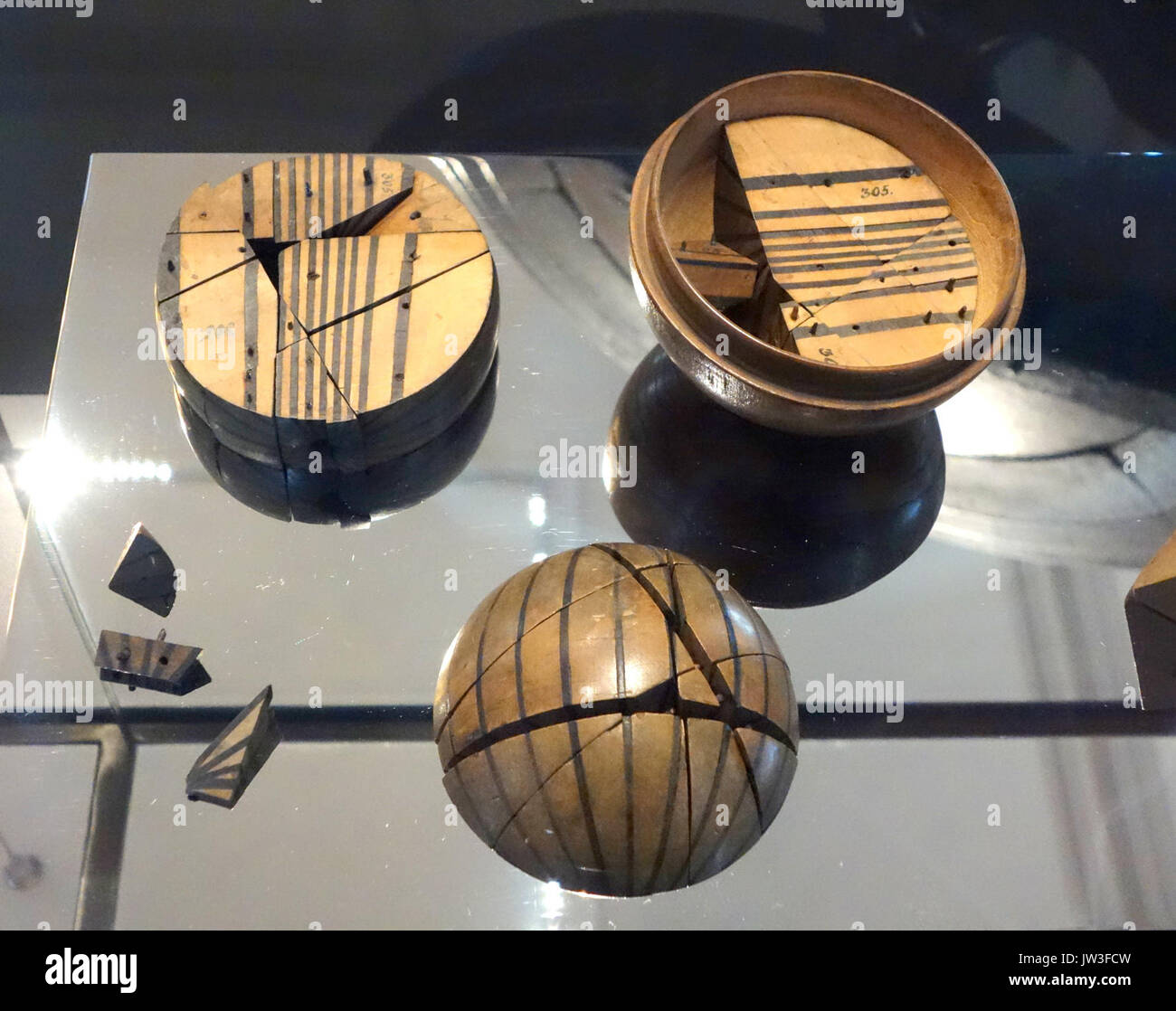 Sfera composito da Ehrenfried Walther von Tschirnhaus, c 1700, suddiviso in pezzi da sette tagli rettilinei e ulteriori linee nere Mathematisch Physikalischer Salon, Dresden DSC08148 Foto Stock