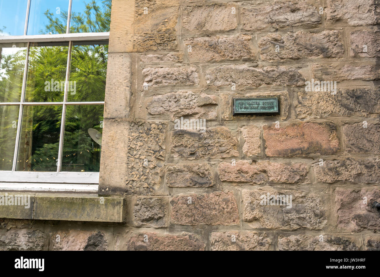 Georgian House, George Square, Edimburgo, Scozia, dove Sir Walter Scott, autore scozzese, vissuto da 1774-1797 con una lapide commemorativa Foto Stock