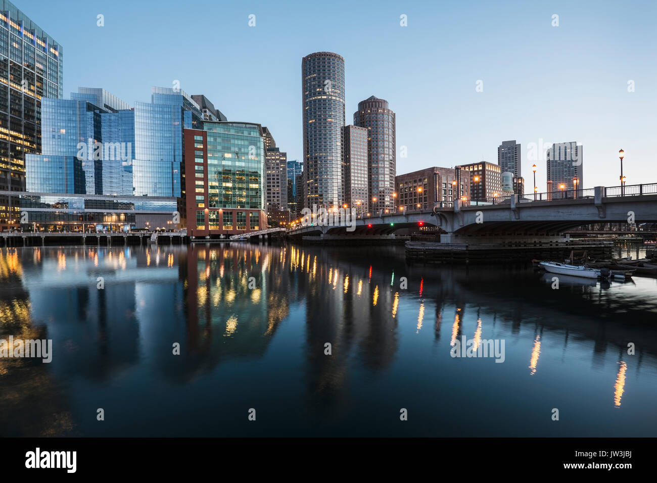 Stati Uniti d'America, MA, Boston, il quartiere finanziario e il lungomare all'alba Foto Stock