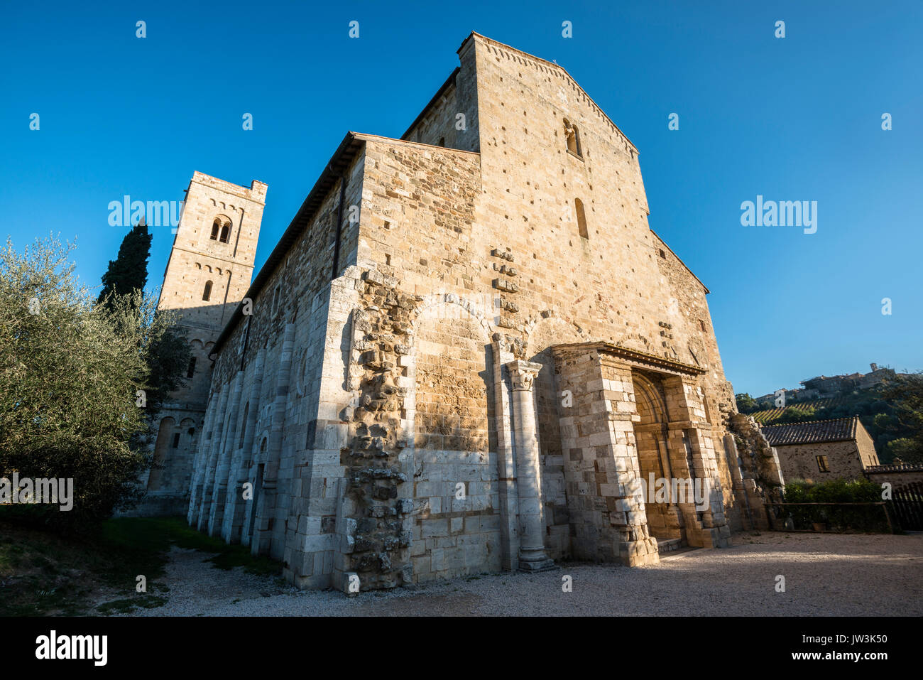 Italia, Toscana, Montalcino, facciata dell'Abbazia di Sant'Antimo vicino a Montalcino Foto Stock